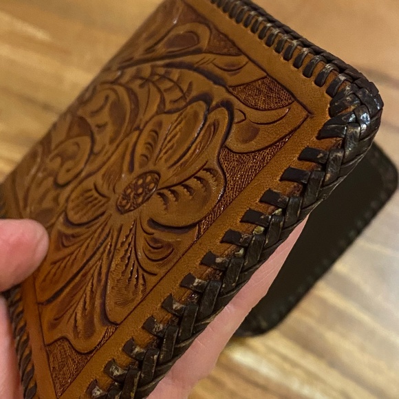 Vintage hand tooled leather unisex bifold - Picture 7 of 13